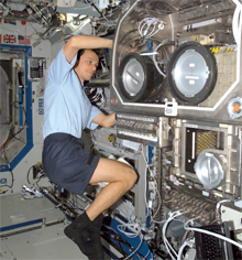 Pedro Duque trabajando en la ISS (Estación Espacial Internacional) el 27/10/2003