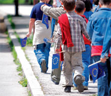 Niños caminando con bandera europea