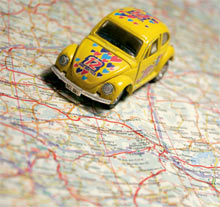 Miniatura de coche sobre mapa