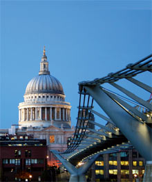 Catedral de St. Paul y puente del Milenio. Londres