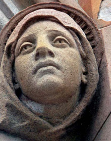 Figura tallada en la fachada de la Catedral de San Patricio, Melbourne