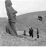 Cuatro hombres junto a un moai en la ladera del volcán Rano Raraku, 1920