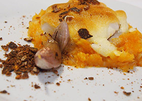 Bacalao gratinado sobre cama de trinxat